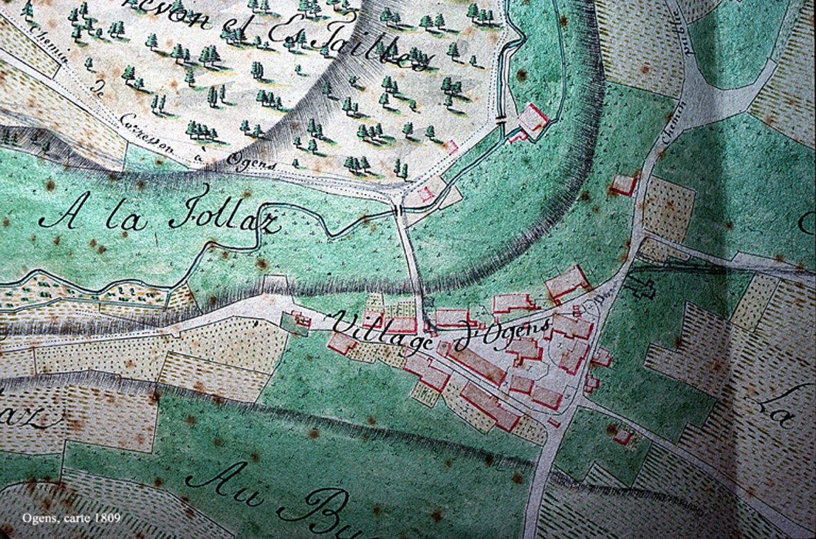 Carte manuscrite de 1809 : les maisons du village d'Ogens en rouge au milieu des prés verts, avec les lieux-dits A la Jollaz et le chemin de Correvon à Ogens