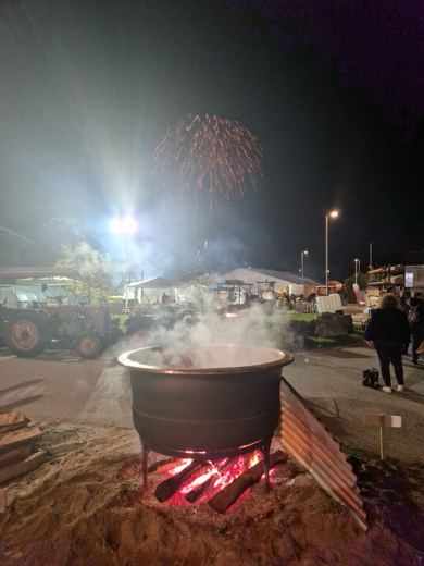 Chaudron fumant de nuit avec un feu d'artifice coloré éclatant dans le ciel en arrière-plan