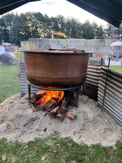 Le feu sous le chaudron de cuivre.