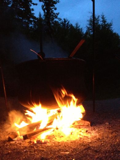 Le feu de la raisinée dans la nuit.