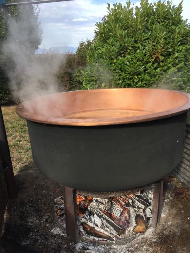 La vapeur monte du chaudron de cuivre.