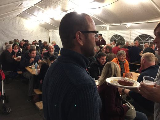Le repas est servi sous les cantines.