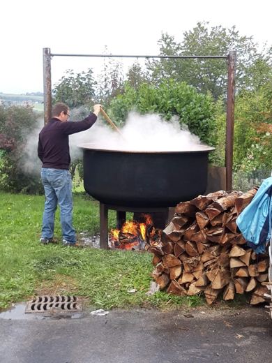 La cuisson se poursuit au feu de bois.