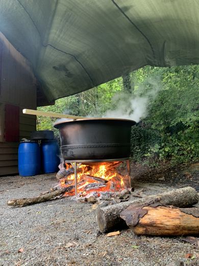 Le chaudron sous son abri.