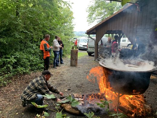On se relaie autour de la cuisson.