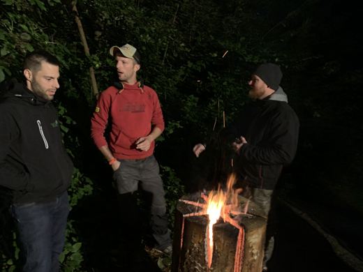 Une pause près du feu pendant la veillée.