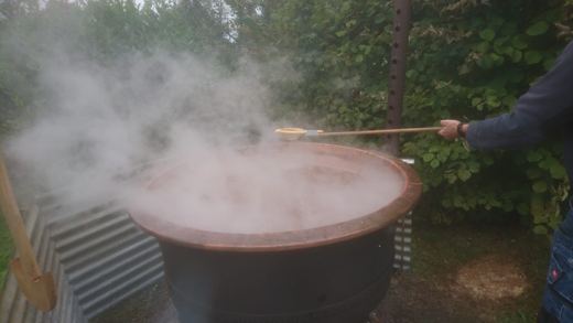 La vapeur s’élève du chaudron.