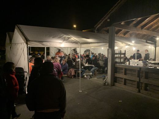 Le repas sous les cantines éclairées.
