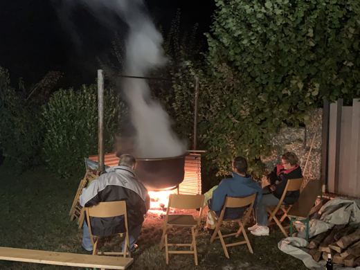La veillée se poursuit près du chaudron.