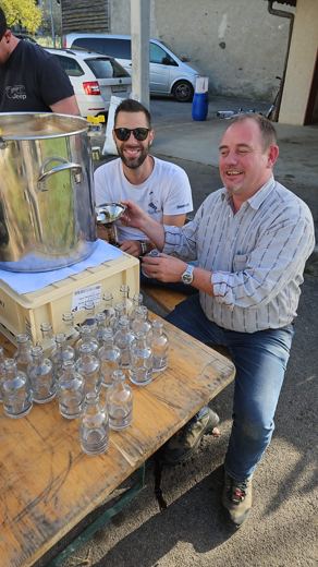La mise en bouteille de la cuvée.