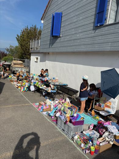 La brocante dans la rue du village.