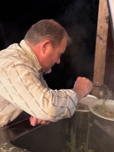 Une dégustation pendant la cuisson.