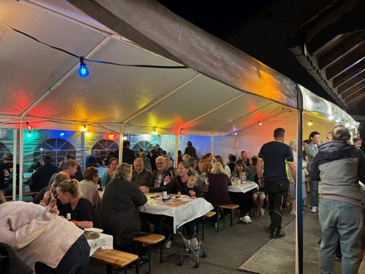 Les tablées réunies sous la cantine.