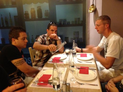 À table pendant la sortie à Barcelone.