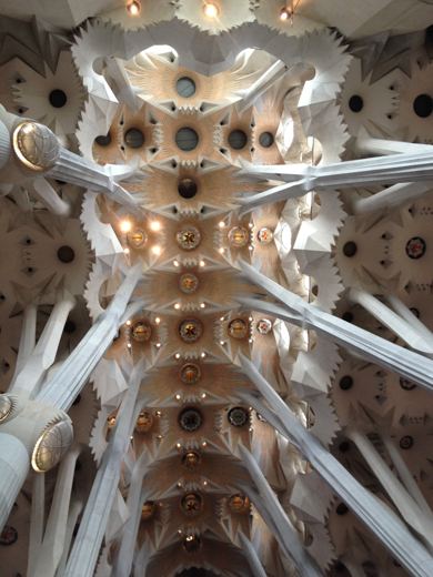 Les colonnes et la lumière de la Sagrada Família.