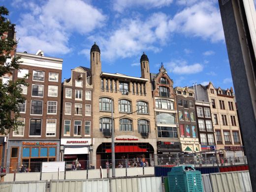 Les façades d’Amsterdam au soleil.