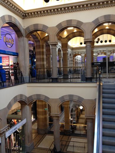 Une galerie au cœur de la ville.