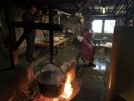 Le chaudron de la fromagerie au-dessus du feu.