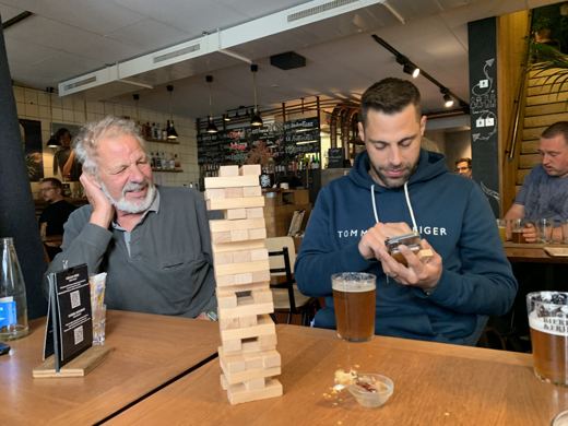Une partie de Jenga pendant la pause.