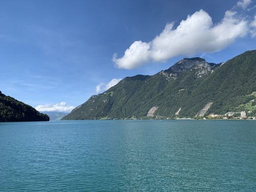 Les montagnes se reflètent dans le lac.