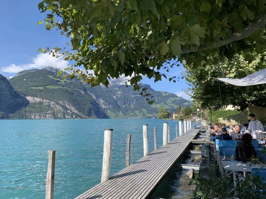 Une promenade sur les rives du lac.