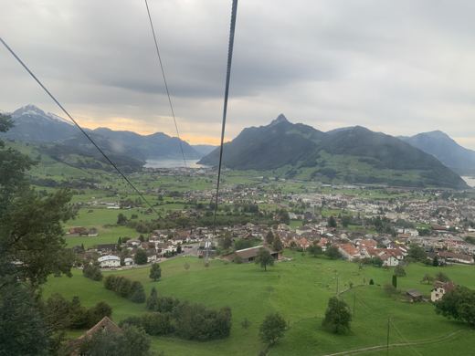 La montée en téléphérique au-dessus de la vallée.
