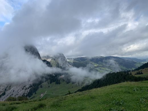 La brume du dernier matin dans les montagnes.