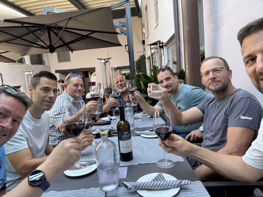 Le groupe à table à La Morra.