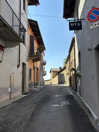 Dans une ruelle de La Morra.